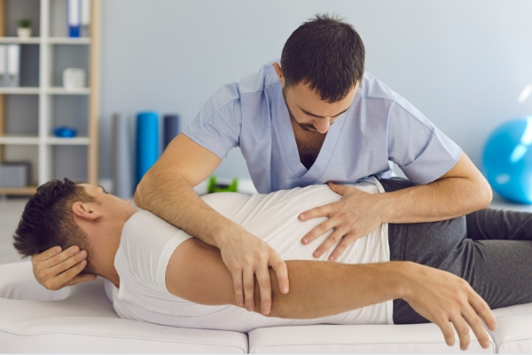 Chiropractic-treatment-photo-physical-therapy-clinic-albatross-physical-therapy-and-wellness-wheaton-il.jpg